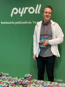 Pyroll Pakkausten rakennesuunnittelija Aleksi Koikkalainen esittelee digipainettuja personoituja irtokarkkilahjapakkauksia PackSummit taphtumassa Tamperetalolla.