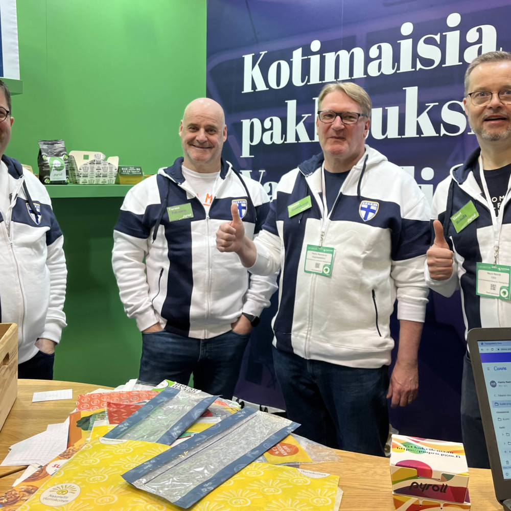 Iloiset Team Pyrollin jäsenet edustivat Fastfood & Cafe & Ravintola messuilla maaliskuussa 2023 Helsingin Messukeskuksessa Suomi-huppareissaan.