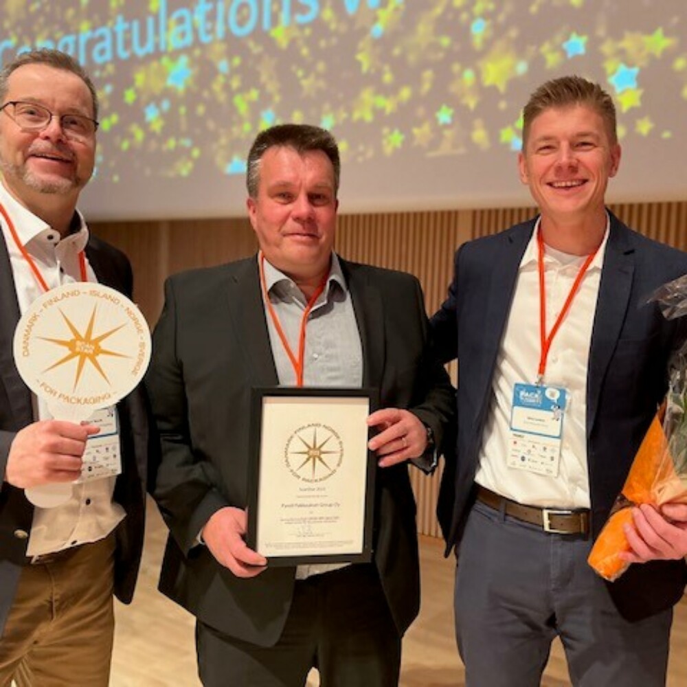 Mika Lankila and Mauri Reinilä from Pyroll Packaging and Erkki Seikkula from Nammo Lapua were joyful when collecting ScanStar packaging prize at Tamperetalo stage during PackSummit 2023 event.