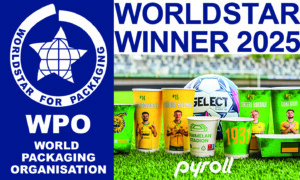 WorldStar palkittu Ilves Veikkausliigajoukkueelle ja Tammelan Stadionille pelaajien valokuvilla varustettu takeaway-pakkaussarja kuvattuna Tammelan stadionin viheriöllä yhdessä WorldStar-palkinnon kanssa.
