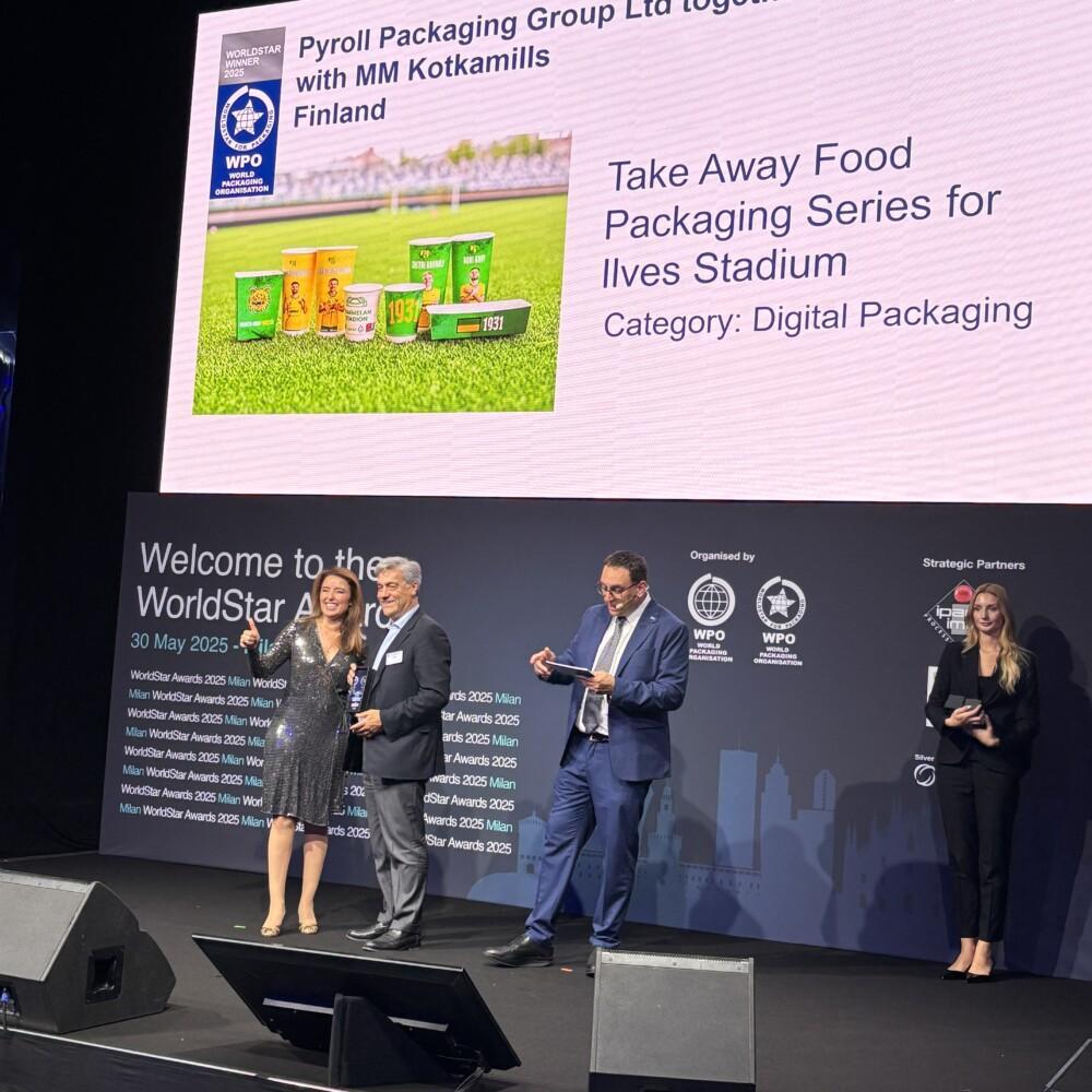 WorldStar 2025 -palkintojenjakogaala Italiassa juhlavalaistuksessa. WorldStar palkintoa vastaanottamassa juhlavalla isolla lavalla Giorgio Mosseri, MM Kotkamillsin Italian markkinoiden myyntijohtaja.
