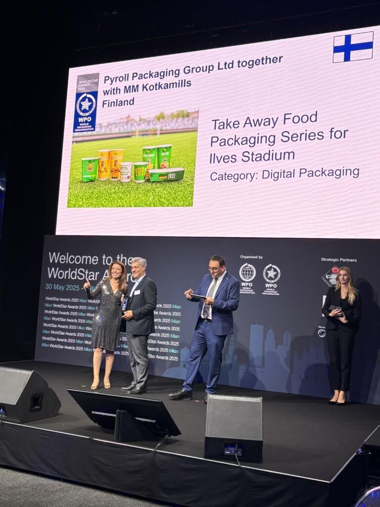 WorldStar 2025 -palkintojenjakogaala Italiassa juhlavalaistuksessa. WorldStar palkintoa vastaanottamassa juhlavalla isolla lavalla Giorgio Mosseri, MM Kotkamillsin Italian markkinoiden myyntijohtaja.
